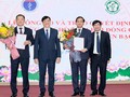 Bộ trưởng Nguyễn Thanh Long trao quyết định chỉ định chức vụ Chủ tịch Hội đồng quản lý Bệnh viện Bạch Mai cho TS. BS Dương Đức Hùng và bổ nhiệm Giám đốc Bệnh viện Bạch Mai cho PGS.TS Đào Xuân Cơ (ảnh: Trần Minh)