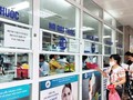 Bệnh nhân nhận thuốc tại nhà thuốc bệnh viện