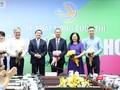 Thứ trưởng Bộ Y tế Trần Văn Thuấn tặng hoa Hội đồng giám khảo cuộc thi