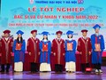 GS.TS.NGND. Tạ Thành Văn – Bí thư Đảng ủy, Chủ tịch Hội đồng Trường Đại học Y Hà Nội và Ban Giám hiệu Trường Đại học Y Hà Nội trao bằng tốt nghiệp cho các tân bác sĩ và cử nhân y khoa 