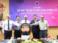 Thứ trưởng Bộ Y tế Nguyễn Trường Sơn (người đứng giữa) cùng các đại biểu bấm nút ra mắt Sổ Mẹ và bé phiên bản điện tử