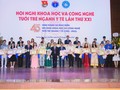 TS. Phạm Văn Tác - Cục trưởng Cục KHCN và Đào tạo, Bộ Y tế; GS.TS. Tạ Thành Văn - Chủ tịch Hội đồng Trường Đại học Y Hà Nội; ông Nguyễn Xuân Hiếu, Ủy viên BCH Trung ương Đoàn, Phó trưởng ban Đoàn kết tập hợp thanh niên Trung ương Đoàn, trao thưởng và tặng hoa cho các tác giả đoạt giải Xuất sắc 