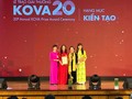 Bà Nguyễn Thị Doan - nguyên Phó Chủ tịch nước, Chủ tịch Trung ương Hội Khuyến học Việt Nam - trao Giải thưởng KOVA ở hạng mục Kiến tạo cho các nhà khoa học