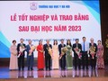 Trước giờ chia tay các thầy cô, các học viên Sau đại học bày tỏ lòng biết ơn sâu sắc