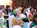 Các cô đỡ thôn bản về dự hội nghị