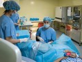 PGS. TS. BS. Vương Thị Ngọc Lan thực hiện thủ thuật chọc hút noãn