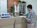 Người bệnh dễ dàng thanh toán viện phí qua thẻ tại Bệnh viện Da liễu Trung ương (Ảnh: Minh Thúy)