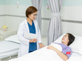 Bác sĩ Nguyễn Thị Dung thăm hỏi 1 trường hợp theo dõi sau chuyển phôi