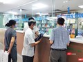 Người dân chờ lấy thuốc tại nhà thuốc bệnh viện