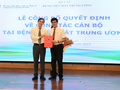 Thứ trưởng Bộ Y tế Trần Văn Thuấn trao quyết định cho PGS.TS.Nguyễn Tuấn Hưng - Phó Vụ trưởng Vụ Tổ chức cán bộ - kiêm nhiệm phụ trách Bệnh viện Mắt Trung ương.