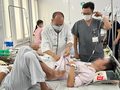 PGS.TS. Đỗ Duy Cường - Giám đốc Trung tâm Bệnh Nhiệt đới (Bệnh viện Bạch Mai) - khám cho bệnh nhân sốt xuất huyết