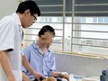 Cho ong đốt để chữa bệnh, người phụ nữ bị nhiễm độc, mê sảng