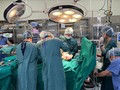 Bác sĩ ép tim, mổ cấp cứu bệnh nhân ngay trên cáng khi siêu bão đổ bộ