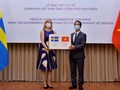 Đại sứ Ann Mawe (bên trái) đại diện nhận món quà Chính phủ và nhân dân Việt Nam tặng Thụy Điển.
