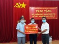 Đại diện các nhà hảo tâm trao tặng hệ thống xét nghiệm Covid-19 cho Sở Y tế Gia Lai vào ngày 10/4. Ảnh: Cổng thông tin Sở Y tế Gia Lai