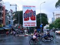 Thông điệp tuyên truyền phòng chống dịch Covid-19 tại TP HCM. (Ảnh: Reuters)