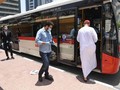 Một chiếc xe bus tại Dubai đang đón khách. Ảnh: Al Arabiya.