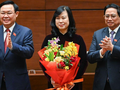 Chủ tịch Quốc hội và Thủ tướng Chính phủ tặng hoa chúc mừng Bộ trưởng Bộ Y tế Đào Hồng Lan.