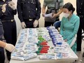 Lực lượng chức năng khám xét, phát hiện số lượng lớn ma túy trong hành lý do các nữ tiếp viên mang theo