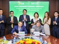 Đại diện lãnh đạo OCB và IFC tiến hành ký kết hợp đồng khoản vay