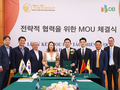Bà Kim Ju Won, Phó Chủ tịch DB Group và ông Đỗ Vinh Quang, Phó Chủ tịch T&T Group trao đổi thỏa thuận hợp tác chiến lược với sự chứng kiến của lãnh đạo 2 tập đoàn.