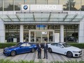 Ông Trần Bá Dương (trái) và ông Lars Nielsen, giám đốc điều hành BMW châu Á tại showroom BMW ở TP Thủ Đức. Ảnh: BMW
