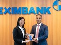 Bà Nguyễn Thị Hồng Phúc - Phó Giám Đốc phụ trách Khối Vận Hành Eximbank tiếp nhận giải thưởng này từ ông Aashish Misha, Giám đốc điều hành của Citi.