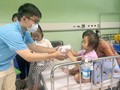 Đại diện Quỹ Hy vọng trao sữa cho bệnh nhi tại Khoa miễn dịch - dị ứng - khớp, Bệnh viện Nhi trung ương