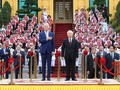 Tổng Bí thư Nguyễn Phú Trọng và Tổng thống Hoa Kỳ Joe Biden trên bục danh dự, thực hiện nghi thức chào cờ