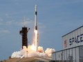Tên lửa SpaceX Falcon 9 và tàu Dragon Dragon trong nhiệm vụ SpaceX Demo-2 của NASA đưa hai phi hành gia Douglas Hurley và Robert Behnken đến Trạm vũ trụ quốc tế từ Trung tâm vũ trụ Kennedy của NASA ở Cape Canaveral, Florida, Mỹ, ngày 30 tháng 5 năm 2020. 