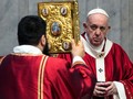 Đức Giáo Hoàng Francis đang tiền hành thánh lễ trong thánh đường Thánh Peter tại Vatican ngày 29/6/2020. (Ảnh: Nikkei Asian) Review