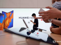 Việc nhiều người Trung Quốc đổ xô đi mua điện thoại cao cấp Huawei khiến mặt hàng này tăng giá chóng mặt. (Ảnh: Reuters)