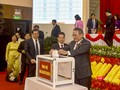 Các đại biểu tham dự phiên trù bị Đại hội đại biểu Đảng bộ TP Đà Nẵng lần thứ XXII quyên góp ủng hộ đồng bào miền Trung bị ảnh hưởng bão lũ.