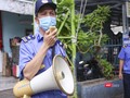 Lực lượng bảo vệ tuyên truyền phòng, chống dịch COVID-19 đối với người dân đi chợ ở Đà Nẵng