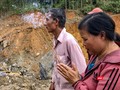 Bà Đoàn Thị Ngọc khấn cầu cho tìm được thi thể người chồng