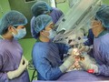 Các bác sĩ Bệnh viện Phụ sản - Nhi Đà Nẵng đang thực hiện ca phẫu thuật (ảnh Minh Hiền)