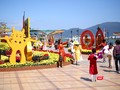 30 Tết Tân Sửu, thời tiết Đà Nẵng nắng đẹp đã kéo người dân ra khỏi nhưng lo toan để đến với đường hoa xuân
