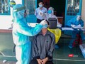 Lực lượng y tế lấy mẫu xét nghiệm SARS-CoV-2 cho người dân Gia Lai (Ảnh: TTGDSK - CDC Gia Lai)