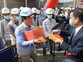 Ông Lê Trung Chinh - Chủ tịch UBND TP Đà Nẵng tặng quà đầu năm cho công nhân trên công trường xây dựng tại Khu Công nghệ thông tin (CNTT) tập trung Đà Nẵng 