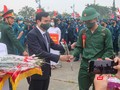 Chủ tịch UBND TP Đà Nẵng Lê Trung Chinh tặng hoa cho tân binh trong ngày tuyển quân năm 2021