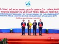  Phó Thủ tướng Trịnh Đình Dũng thay mặt Chính phủ trao quyết định cho lãnh đạo TP Đà Nẵng