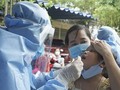 Lực lượng y tế Đà Nẵng lấy mẫu xét nghiệm SARS-CoV-2 cho người dân
