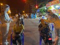Lực lượng y tế lấy mẫu xét nghiệm COVID-19 cho người dân, công nhân tại khu công nghiệp An Đồn (Đà Nẵng) trong đêm 11/5 (ảnh Bích Vân)