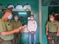 Cơ quan An ninh điều tra - Công an TP Đà Nẵng tống đạt quyết định khởi tố bị can, bắt tạm giam 4 tháng đối với Nguyễn Trần Anh Tuấn (áo trắng)