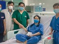 Nữ điều dưỡng bị sốc phản vệ sau tiêm vắc xin COCID-19 ở Đà Nẵng được các đồng nghiệp đến chúc mừng sau khi bình phục (ảnh AD)