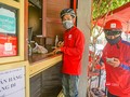 Đội ngũ Shipper nhận đơn hàng và vận chuyển đến khách