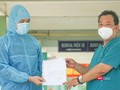 Bệnh nhân mắc COVID-19 BN 2982 đươc Giám đốc Bệnh viện Phổi Đà Nẵng trao giấy chứng nhận xuất viện sau khi điều trị khỏi