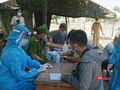 Người dân thực hiện khai báo tại các chốt kiểm soát phòng dịch COVID-19 tại khu vực giáp ranh Đà Nẵng và Quảng Nam