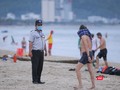 Người dân tắm biển tại bãi biển du lịch Đà Nẵng
