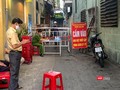 Lực lượng y tế phong toả khu vực ngay sau khi phát hiện ca mắc COVID-19 mới trong cộng đồng